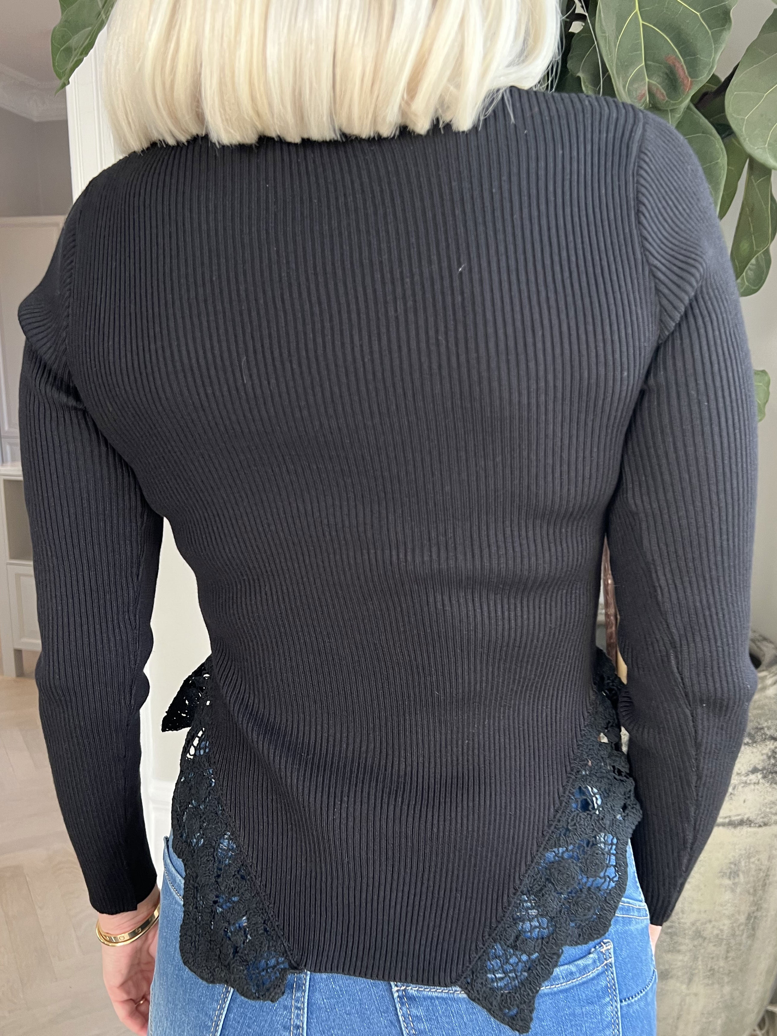 Krista - Fin strikbluse med flæsekant forneden